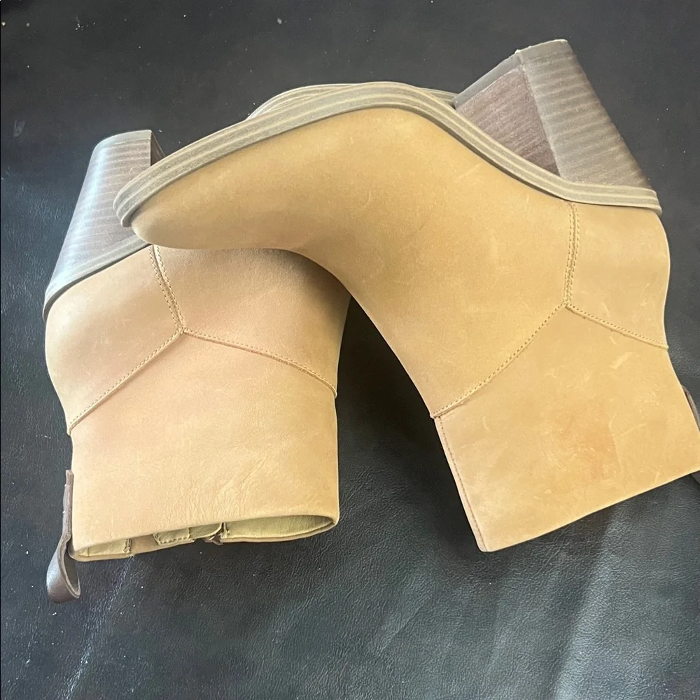 Crown Vintage chic tan